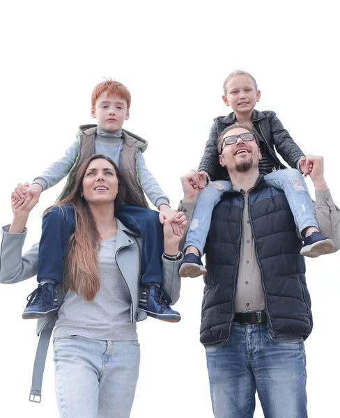 Jong gezin met twee kinderen op een wandeling — Stockfoto