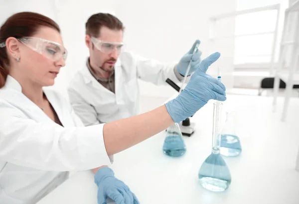 Dos científicos químicos llevan a cabo investigaciones en el laboratorio — Foto de Stock