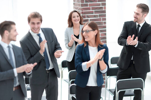 команда аплодирует победителю конференции
