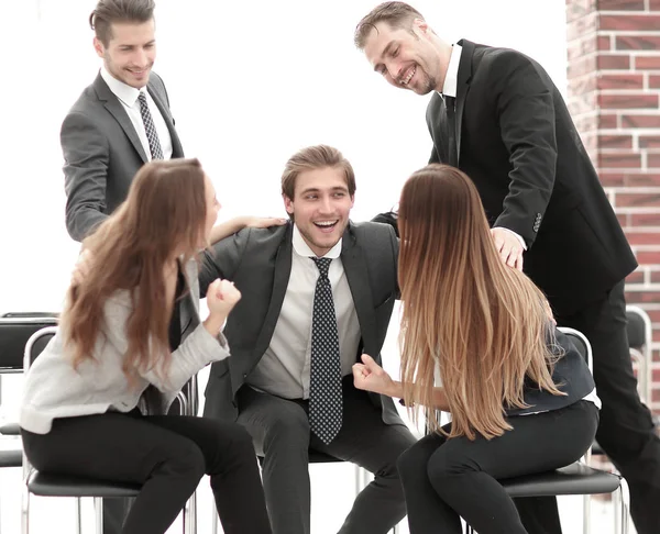 Abrazar a gente de negocios brindando para celebrar el éxito — Foto de Stock