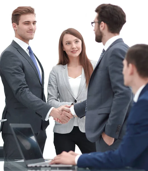 Geschäftspartner nach Vertragsunterzeichnung per Handschlag — Stockfoto