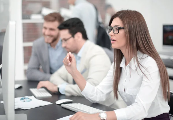 Mujer de negocios que trabaja en una computadora en la oficina . — Foto de Stock