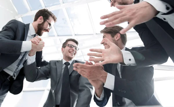 Onder view.a groep mensen uit het bedrijfsleven aan te tonen hun succes — Stockfoto