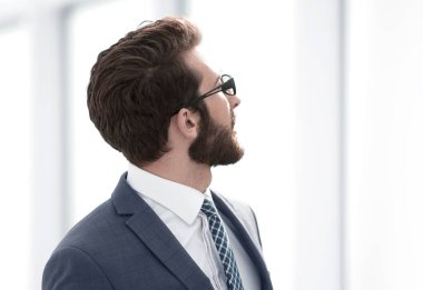 Yan görünüş. İş adamı ofis penceresinden bakıyor