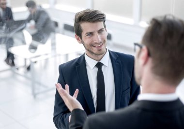 arka view.businessman ortağı için konuşuyor.