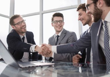 karşılıklı iş ortakları ofiste hoş geldiniz