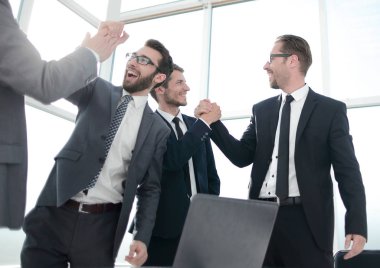 Patron çalışan iyi iş için övgü