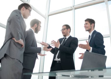 iş ortakları yeni fırsatlar görevliler içinde ayakta tartışmak