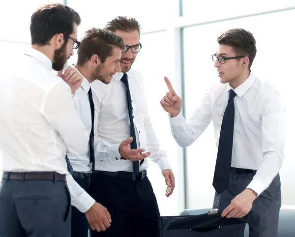 Colleghi di lavoro a una riunione di lavoro in ufficio — Foto Stock