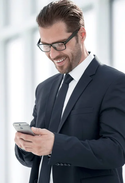 Zakenman op zoek naar het smartphone scherm — Stockfoto