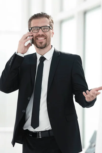 Affärsman som talar till en affärspartner i en mobiltelefon — Stockfoto