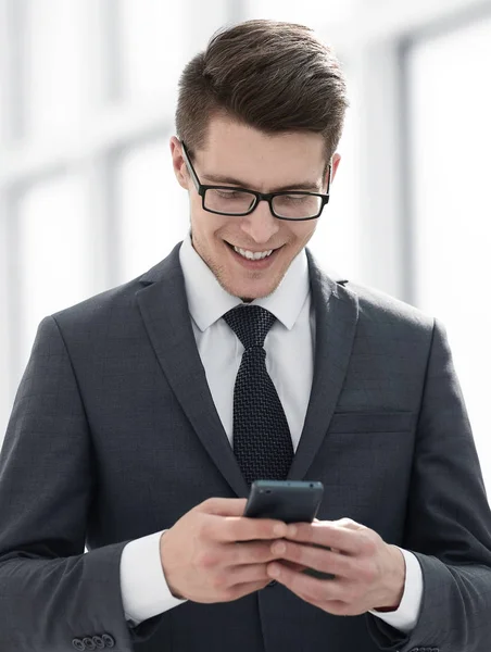 Серйозний молодий бізнесмен читає SMS — стокове фото