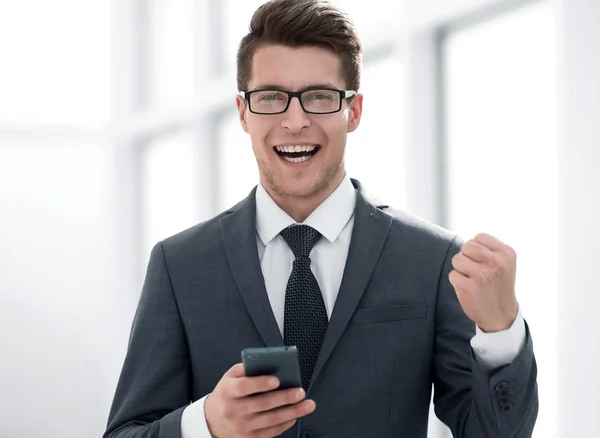 Щасливий молодий бізнесмен зі смартфоном — стокове фото