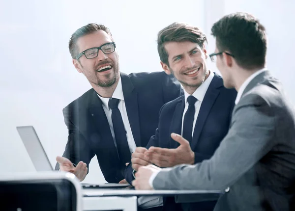 Grupo de empresarios sentados en el escritorio — Foto de Stock