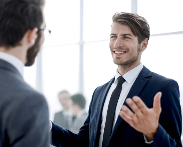 Colegas de negocios hablando de pie en el vestíbulo de los negocios — Foto de Stock