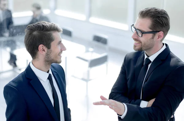 Affärspartners diskuterar nya perspektiv — Stockfoto