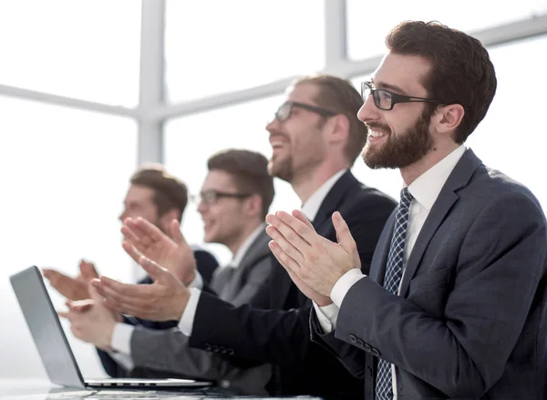 Grupp av affärsmän som applåderar sittande vid sitt skrivbord — Stockfoto