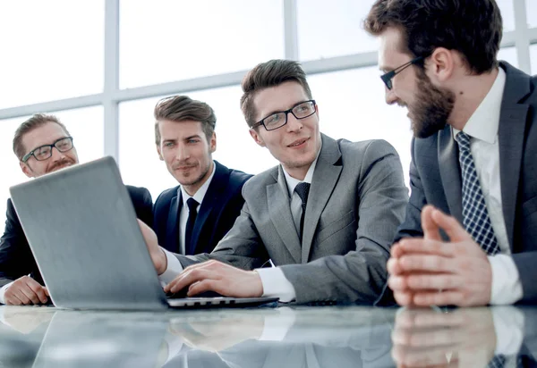 Grupo de empresarios sentados en una oficina Escritorio — Foto de Stock