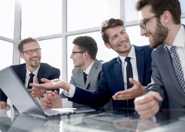 Funcionários discutir novas ideias sentado no escritório Desk — Fotografia de Stock