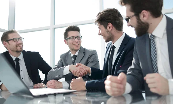 Socios de negocios dan la mano en una reunión en la oficina — Foto de Stock