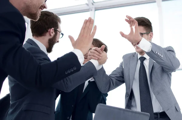 Équipe d'affaires réussie debout près du bureau — Photo