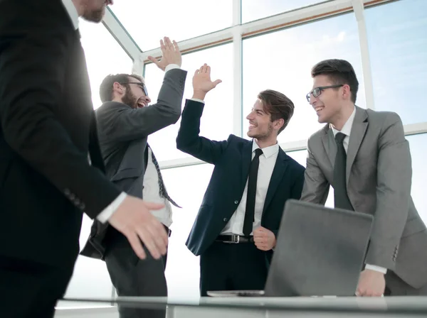 Tevreden collega's geven elkaar een high five — Stockfoto