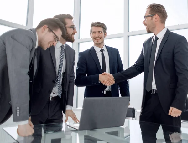 Werknemers schudden handen met elkaar bij het gesprek op kantoor — Stockfoto