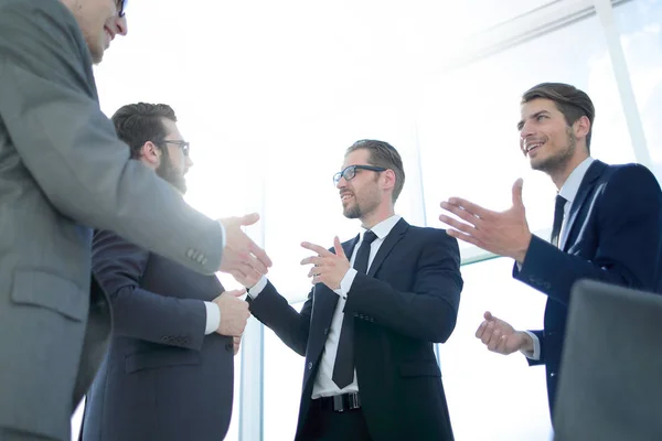 Grupp av affärsmän som diskuterar något hundra i den off — Stockfoto