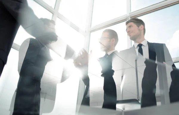 Bottom view.handshake gente de negocios en la oficina — Foto de Stock