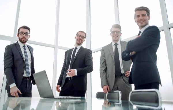 Gruppo di uomini d'affari si prepara ad avviare un incontro d'affari — Foto Stock