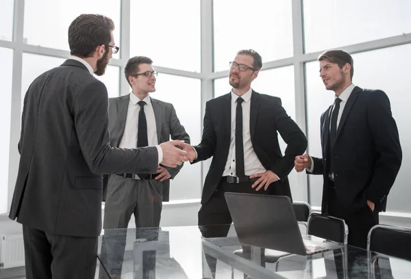 Socios de negocios de pie en la sala de conferencias . —  Fotos de Stock