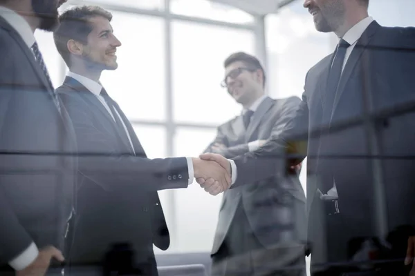 Närbild. Handshake affärsmän på kontoret — Stockfoto