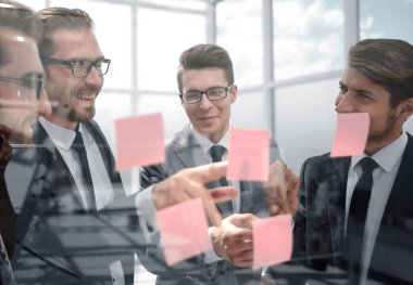 cam üzerine notlar okuma çalışan grubu.