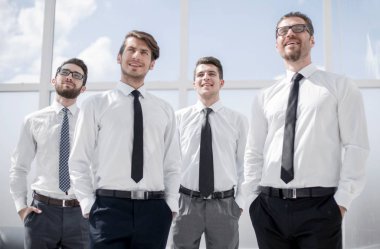Grup başarılı iş adamları pencerenin ayakta.