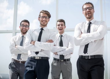 Grup birlikte ayakta emin iş adamları