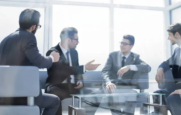 Empresários discutem novas oportunidades em uma reunião de negócios — Fotografia de Stock