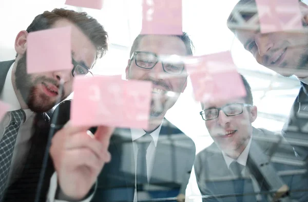 Uzavřít up.business tým čtení poznámek na sklo — Stock fotografie