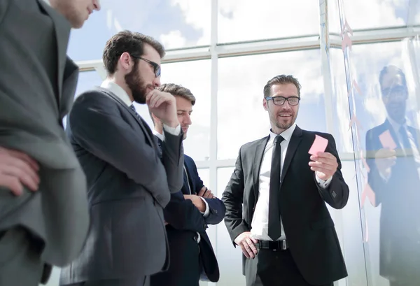 Businessman explaining new business strategy to colleagues — Stock Photo, Image