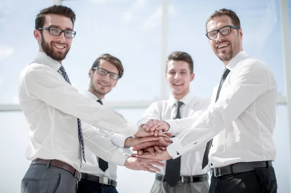 Sorrindo equipe de negócios mostrando sua unidade . — Fotografia de Stock