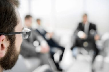 yakın çekim. office lobb seyirci bakarak işadamı