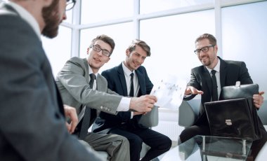 Grup belge tartışırken iş adamları.