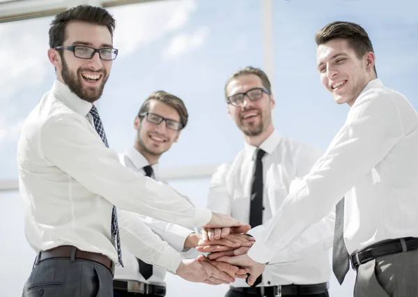 Geschäftsleute standen im Kreis und falteten die Hände ineinander — Stockfoto