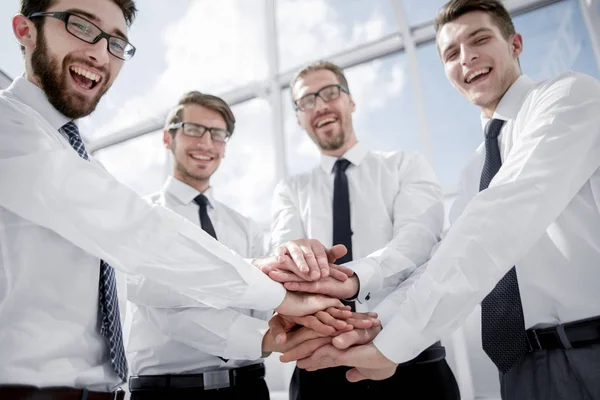 Team di lavoro professionale che piega le mani insieme — Foto Stock