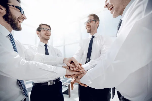 Affari felici mostrando la loro unità — Foto Stock