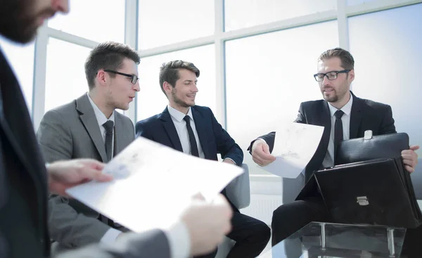 Equipe de negócios lendo os termos do novo contrato — Fotografia de Stock