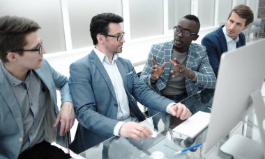 Yeni bir iş projesi tartışırken iş ortakları