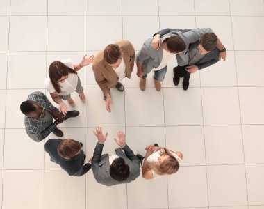 Üst düzey. Ofisin lobisinde duran bir grup çalışan.