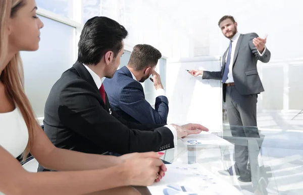 Manager presents a new project for business partners — Stock Photo, Image