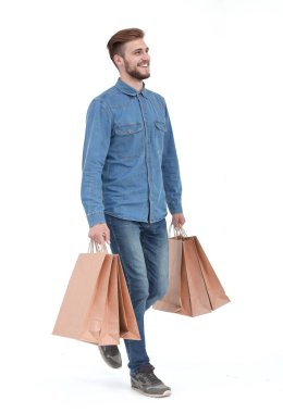 Alışveriş torbaları ile yakışıklı bir adamın resmi