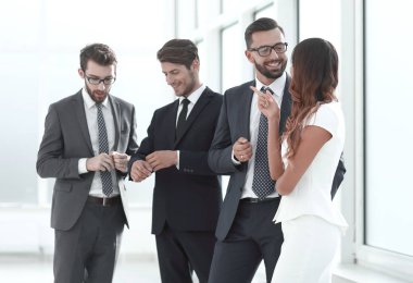 office lobide duran şirket çalışanları.